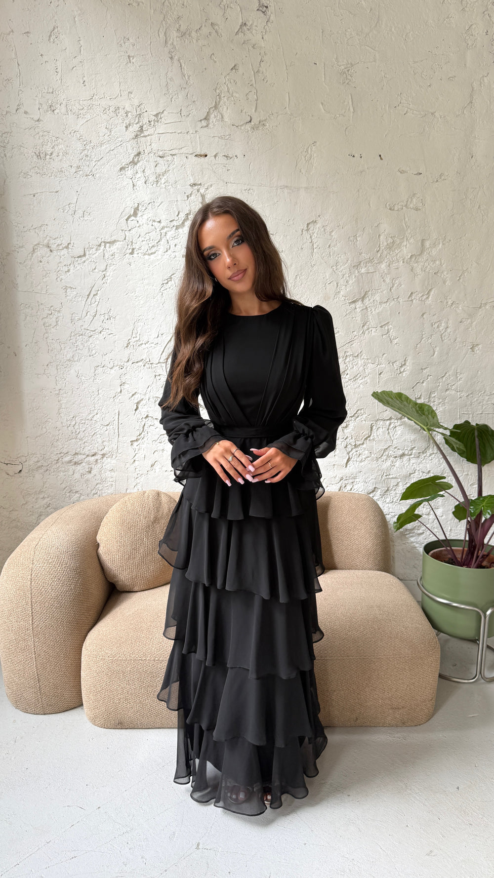 Buste drapé et poignets à volants de la robe modeste noire Filiz