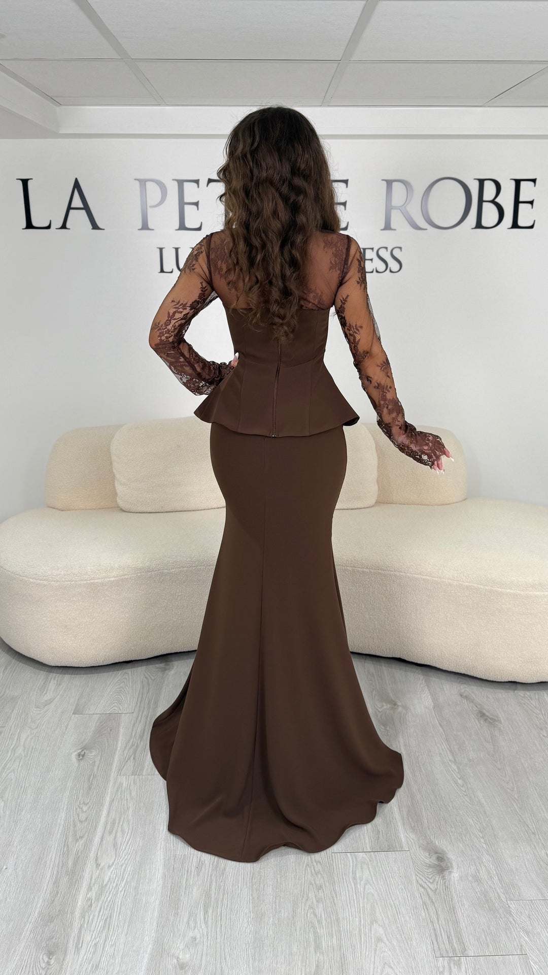 Robe de soirée marron longue deux pièces avec manches longues en dentelle et col montant. Élégante, sans fente, parfaite pour cérémonie et soirée chic.