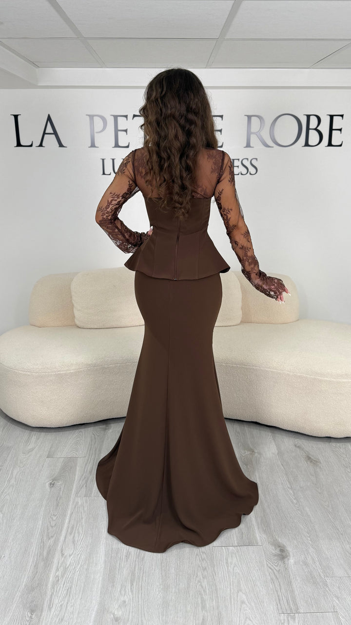 Robe de soirée marron longue deux pièces avec manches longues en dentelle et col montant. Élégante, sans fente, parfaite pour cérémonie et soirée chic.