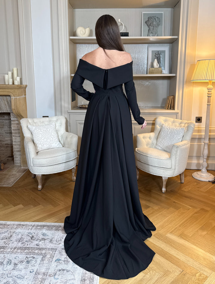 Robe de soirée élégante noire, coupe longue et fluide, col bateau chic et manches longues. Idéale pour mariage, gala et événements raffinés.