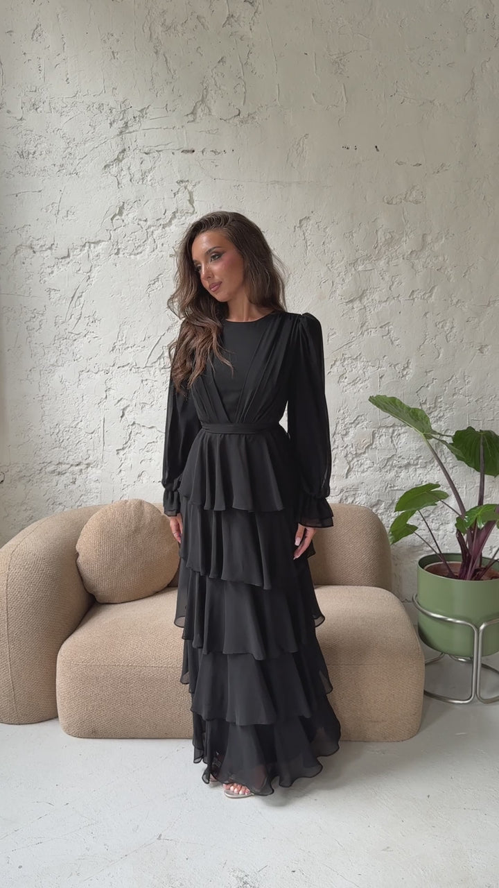 Robe de soirée modeste noire Filiz portée et en mouvement