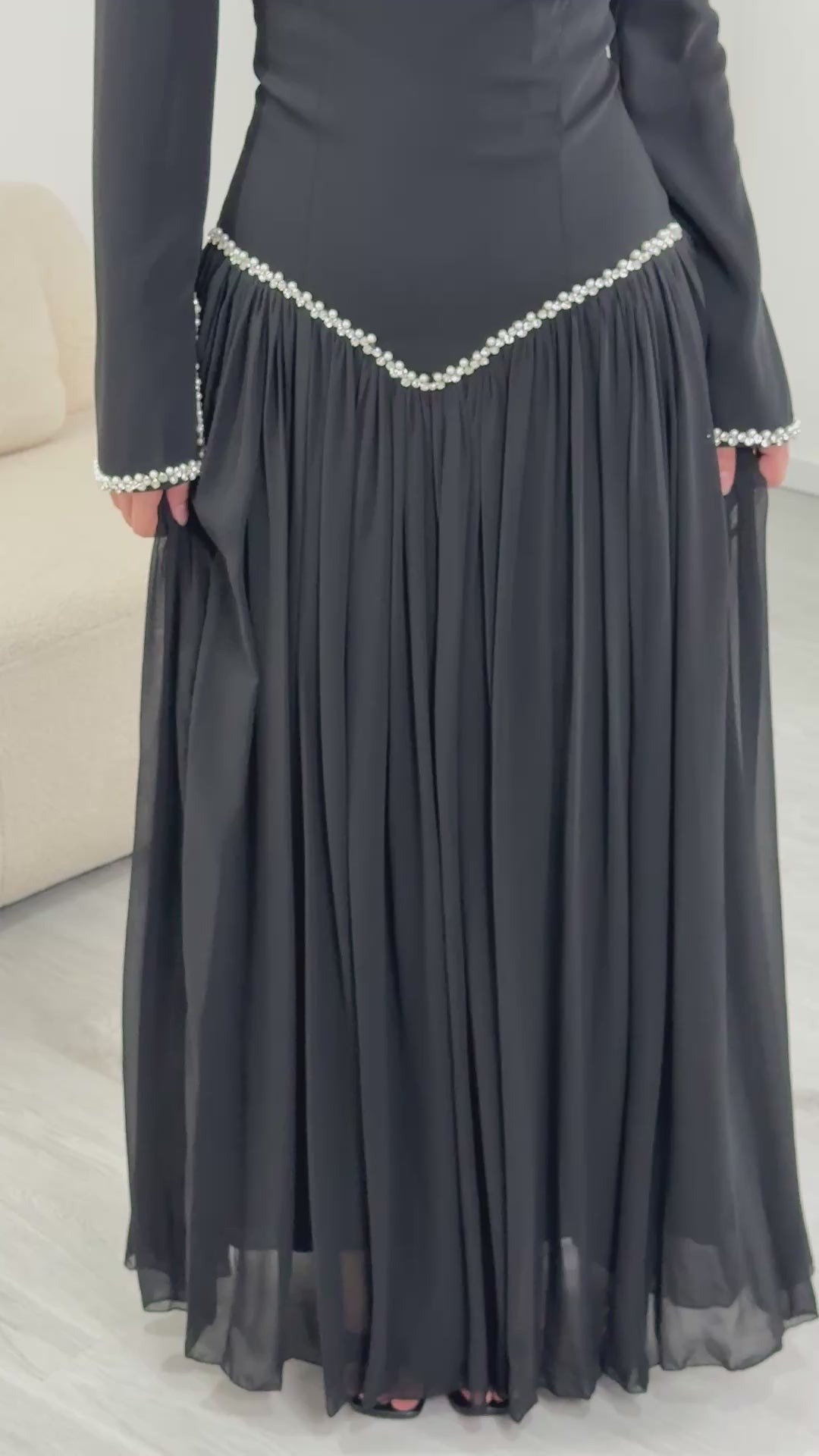 Robe de soirée modeste noire Nehir, portée et en mouvement