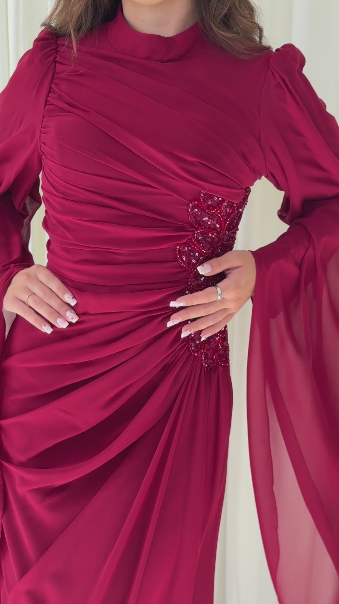 Robe de soirée modeste bordeaux Belina portée et en mouvement