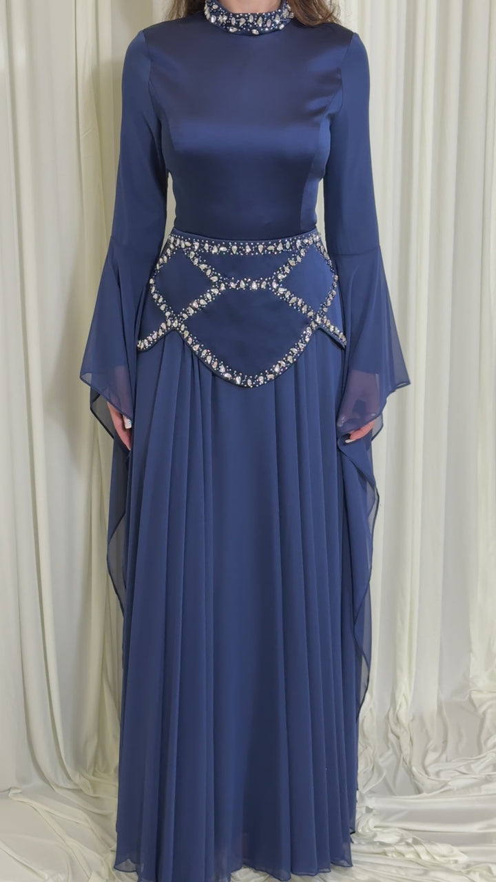 Robe de soirée modeste bleu marine à basque de strass - Ilvi