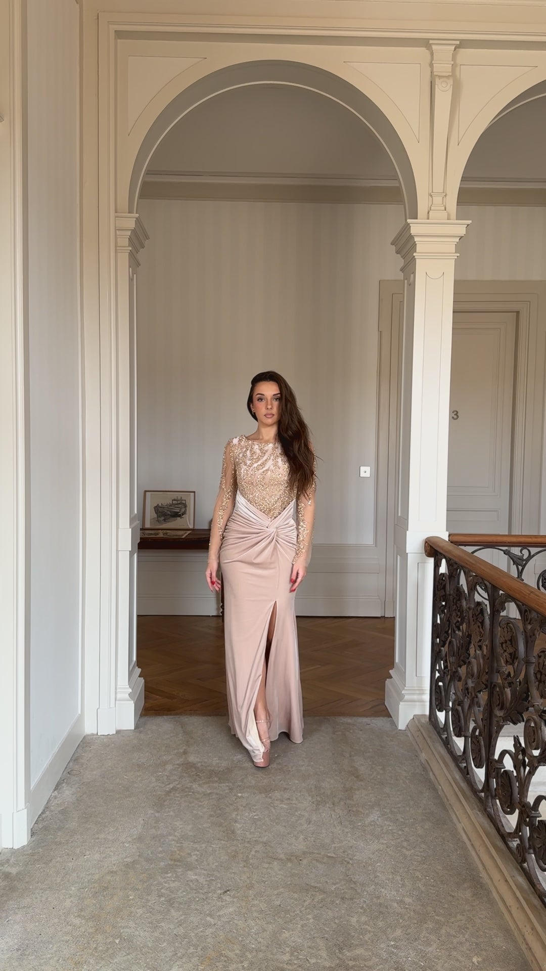 Robe de soirée élégante beige en velour, élégante avec sequins, manches longues et coupe ajustée. Parfaite pour mariages, galas et événements formels.
