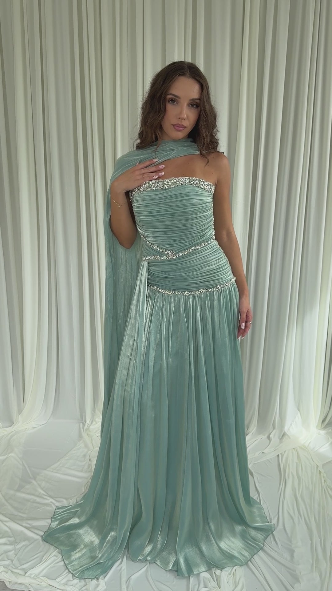 Robe de soirée vert d'eau Selda portée et en mouvement