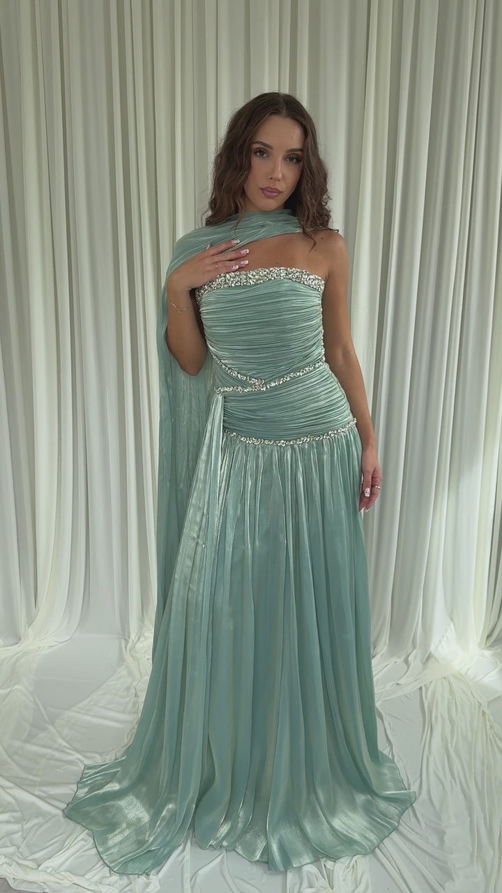 Robe de soirée vert d'eau Selda portée et en mouvement