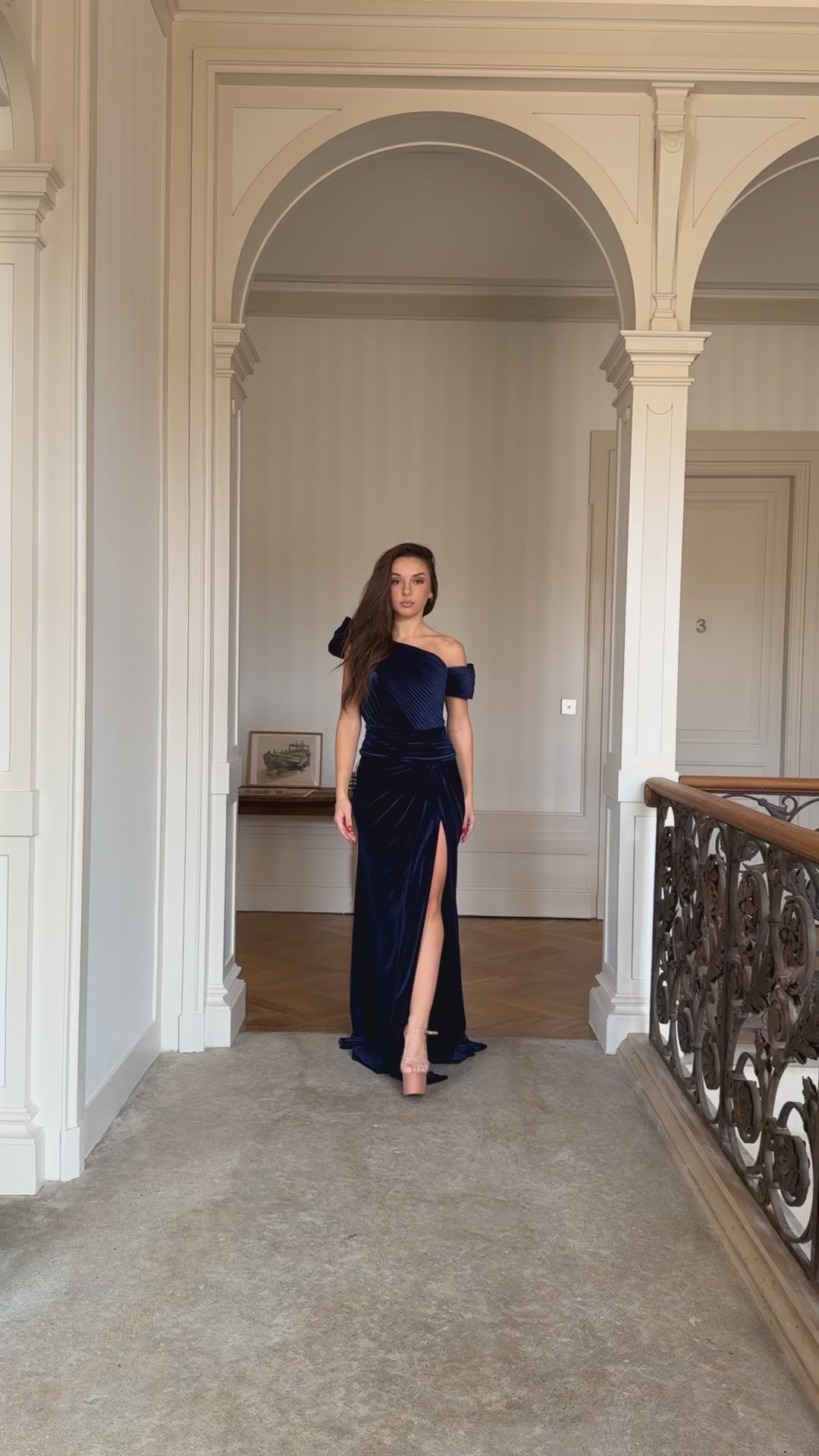 Robe de soirée chic bleu marine en velours, élégante, sans manches et coupe ajustée. Parfaite pour mariages, galas et événements formels.