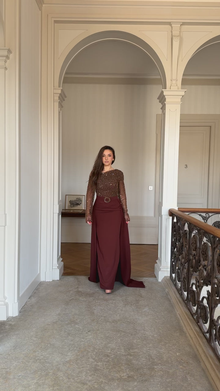 Longue robe de soirée marron élégante, entièrement perlé au buste, sans fente, col asymétrique, avec une traine, manche longue pour tout type d'événement, mariage, gala, cérémonie, demoiselle d'honneur