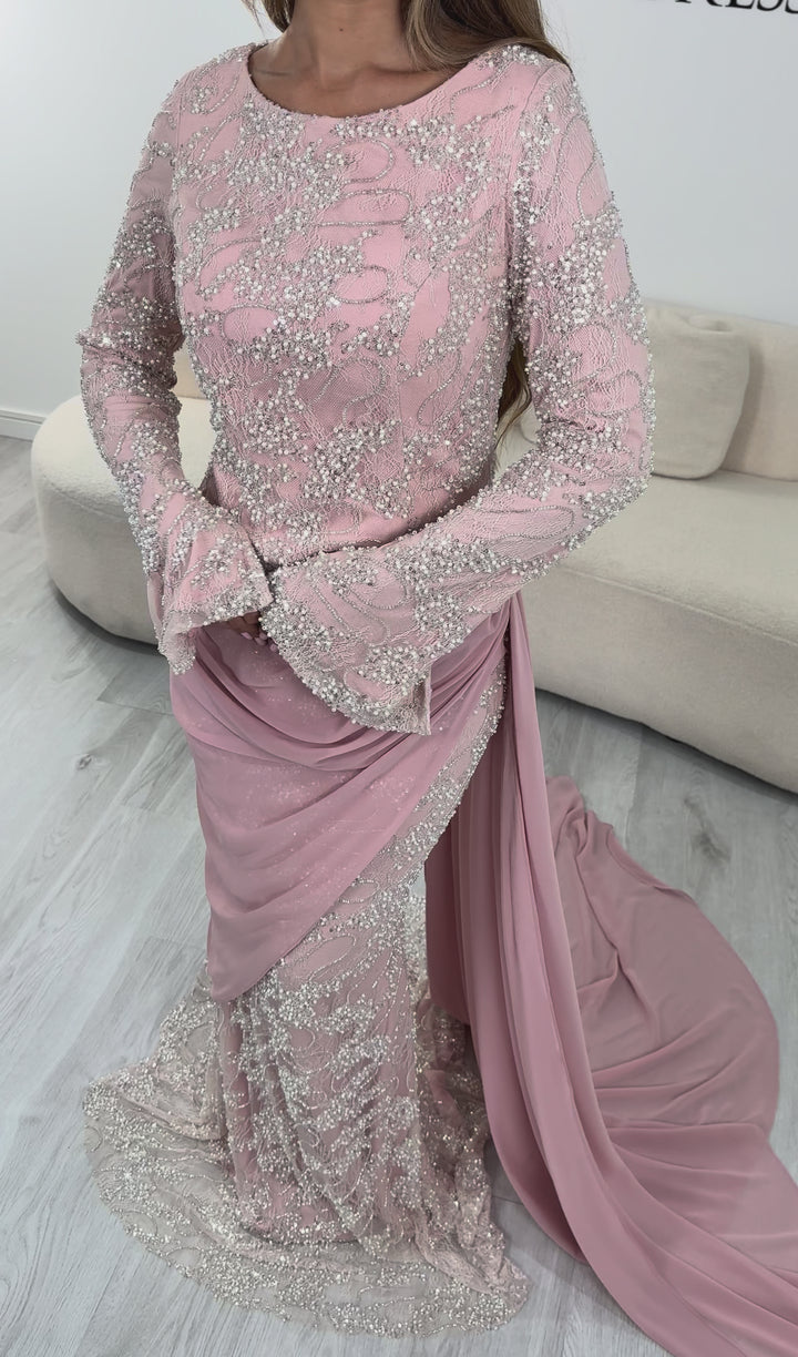 Robe de soirée rose brodée perlée Zaria, portée et en mouvement