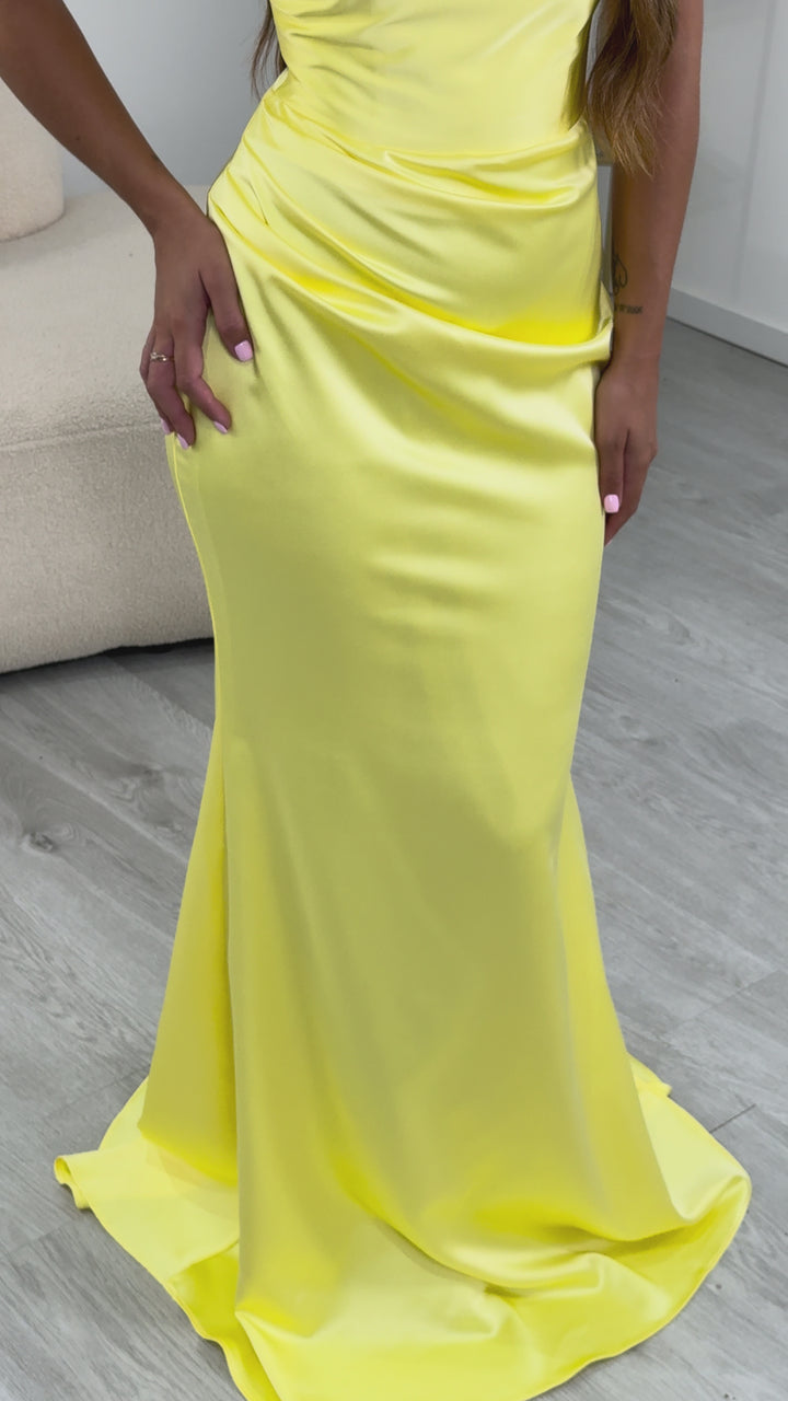 Robe de soirée jaune satin Livia, portée et en mouvement