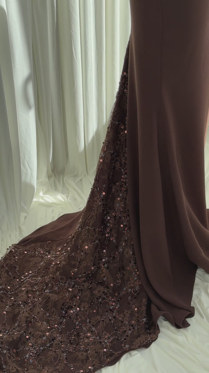 Vidéo de la robe de soirée marron Celin portée en mouvement