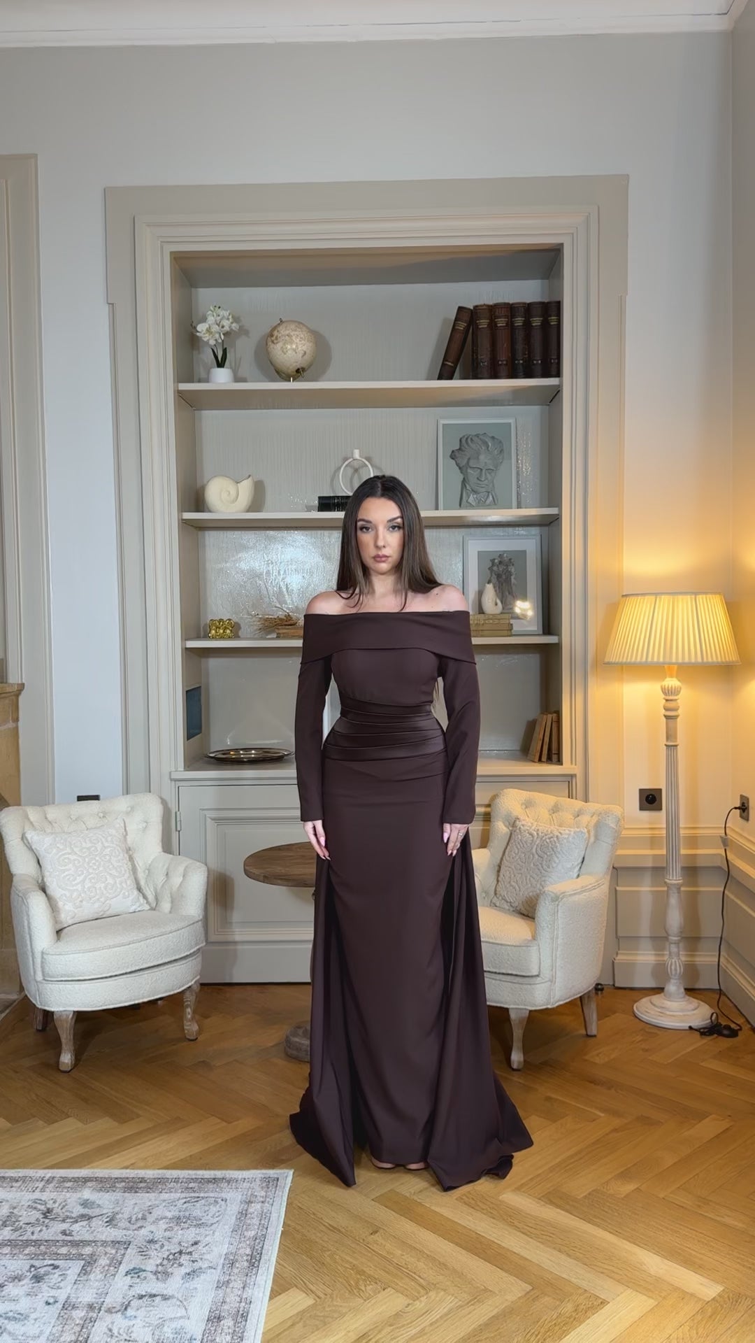 Robe de soirée élégante marron, coupe longue et fluide, col bateau chic et manches longues. Idéale pour mariage, gala et événements raffinés.