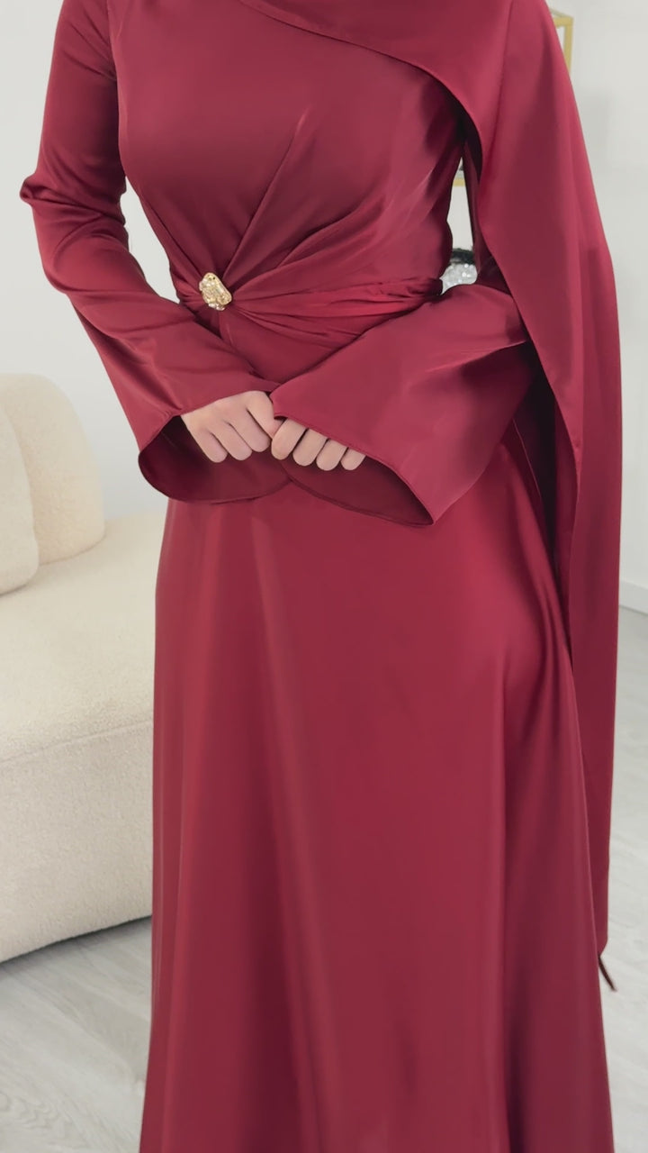 Robe de soirée modeste bordeaux longue avec col rond, manches longues et drapé élégant. Une robe sans fente idéale pour mariage, cérémonie ou demoiselle d'honneur.