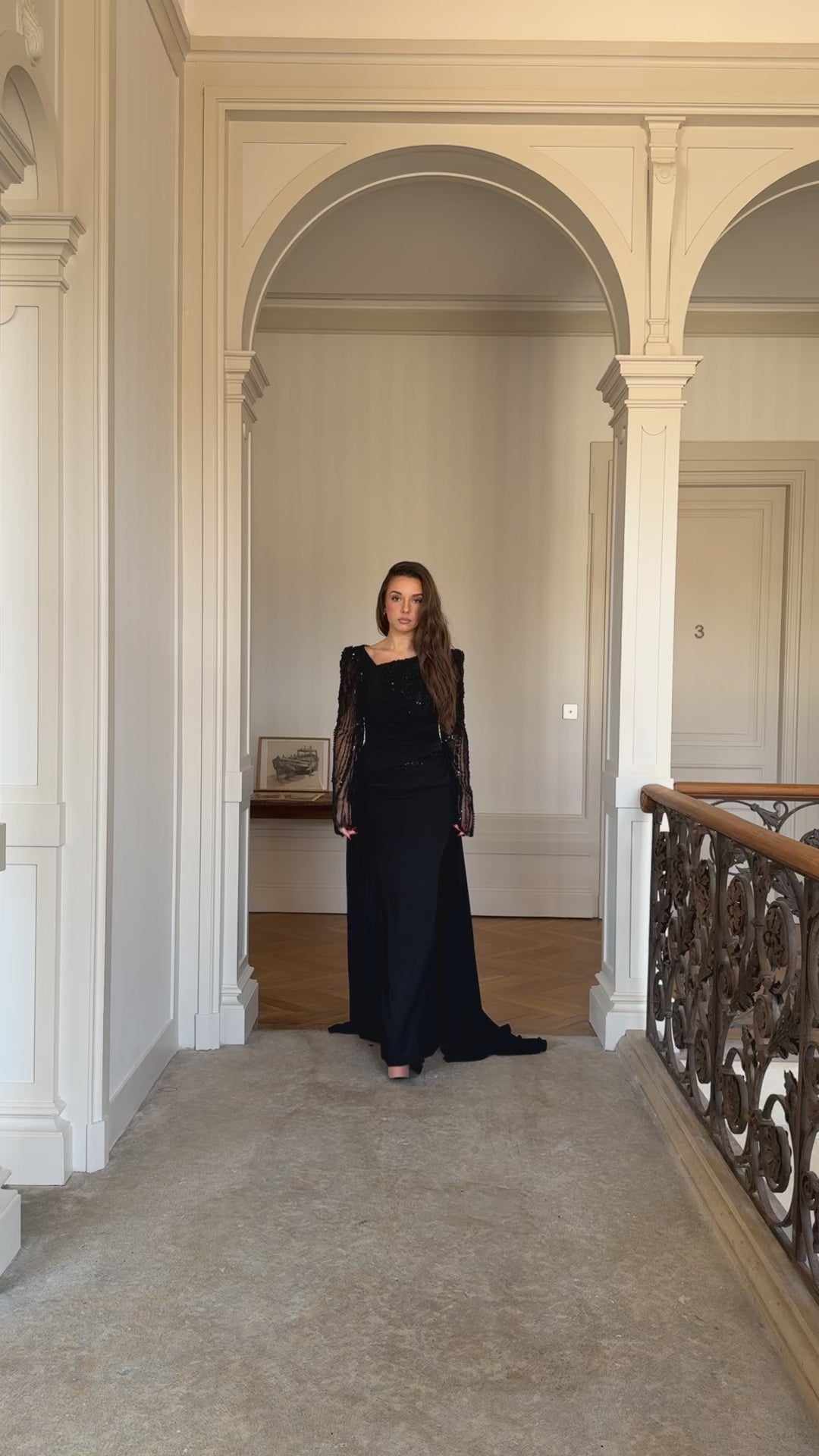 Longue robe de soirée noir sans fente, manche longue, col asymétrique avec une traine pour tout type d'événement, mariage, gala cérémonie