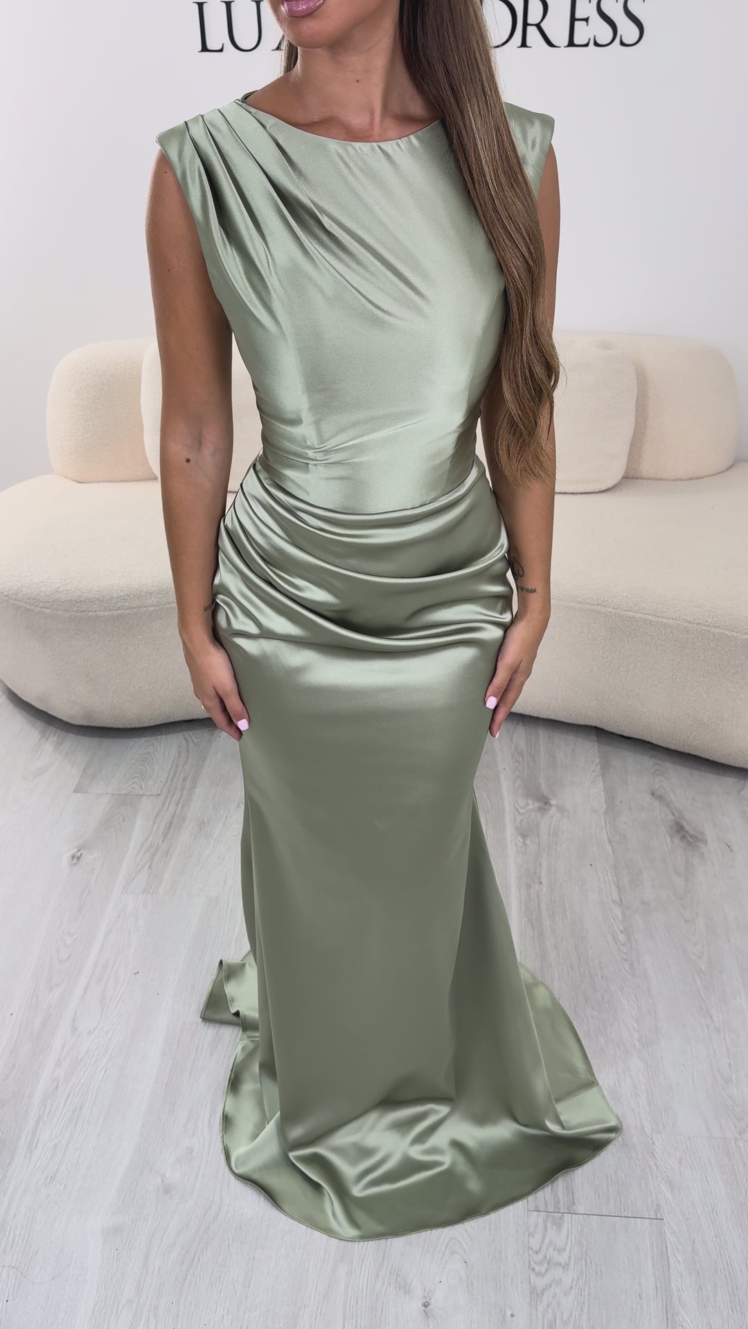 Robe de soirée vert d'eau satin Livia, portée et en mouvement
