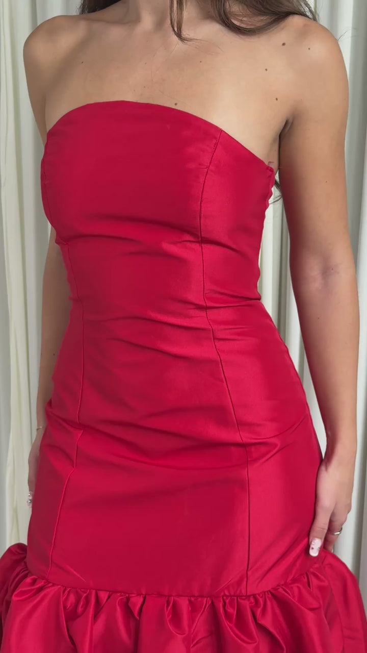 Vidéo de la robe de soirée rouge Rita portée en mouvement