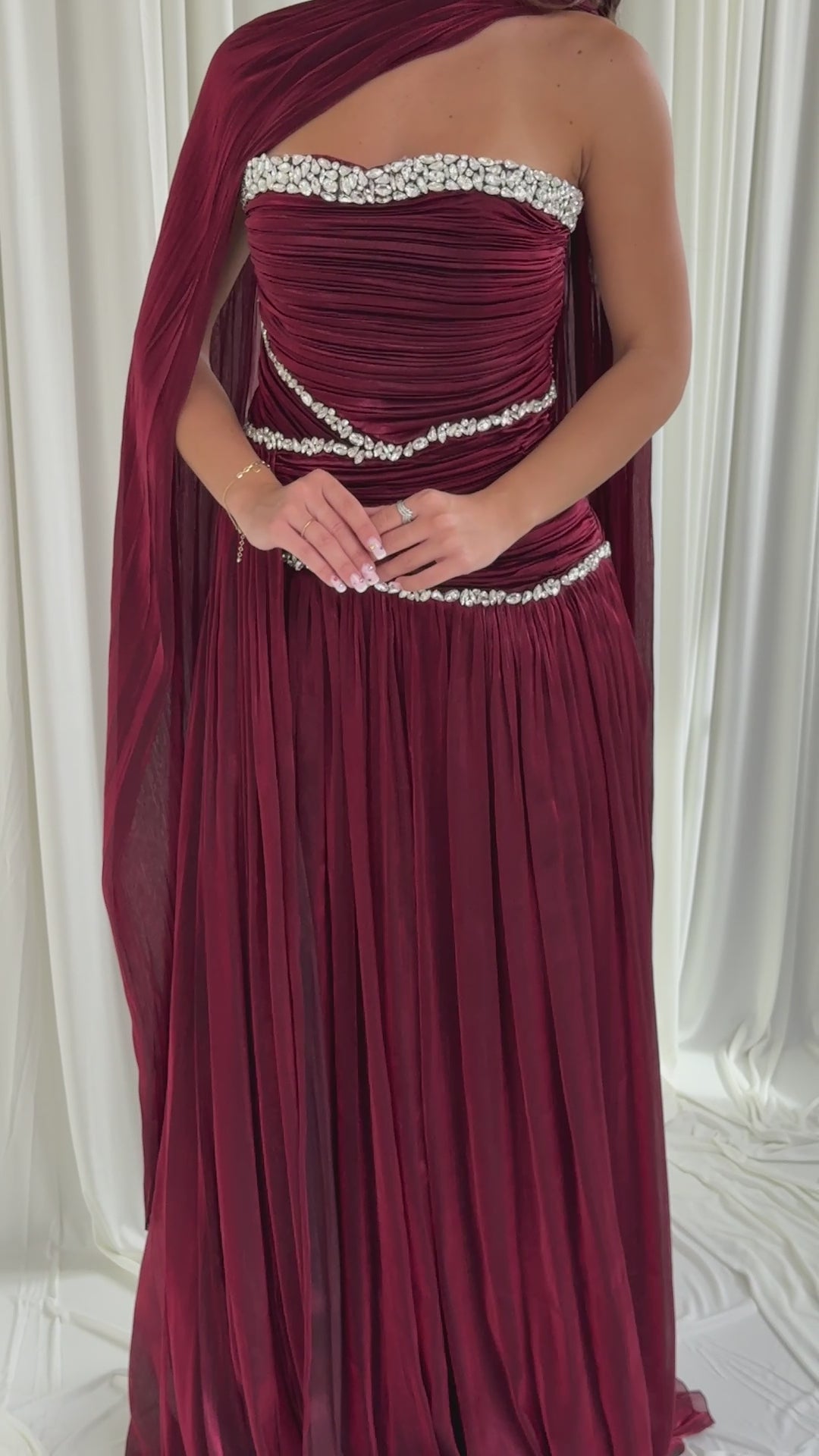 Robe de soirée bordeaux Selda portée et en mouvement