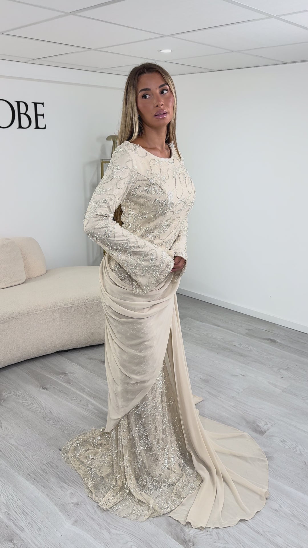 Robe de soirée beige brodée perlée Zaria, portée et en mouvement