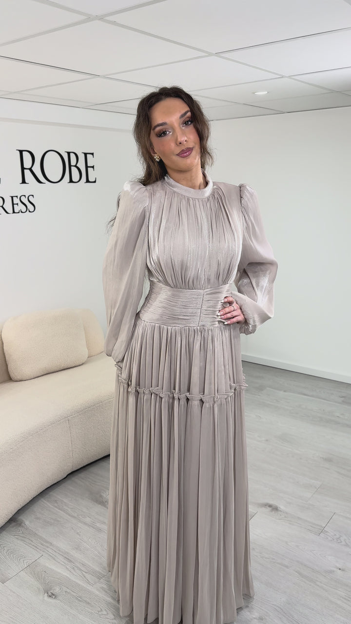 Beskeden beige aftenkjole - Dilara