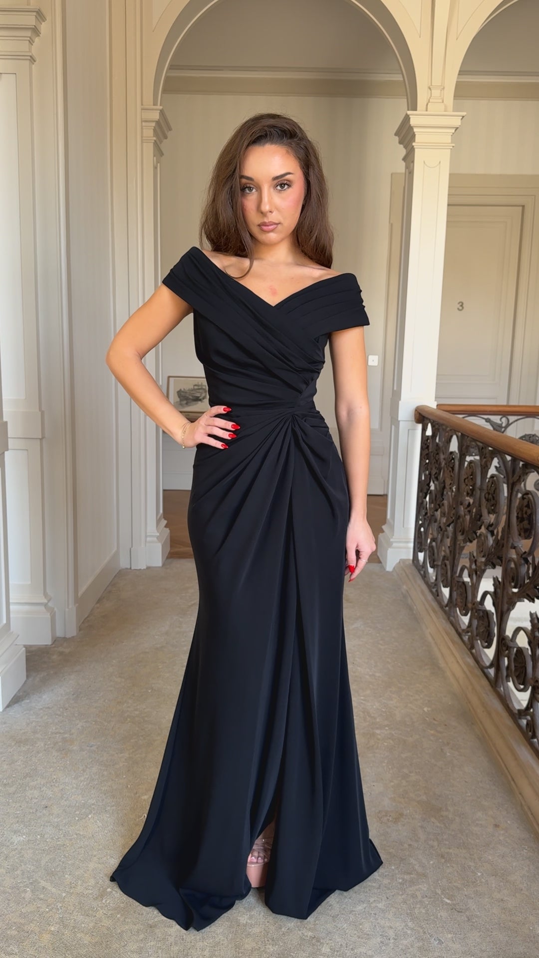 robe de soirée noir col bateau sans manche avec une fente pour tout type d'événement, mariage, gala cérémonie