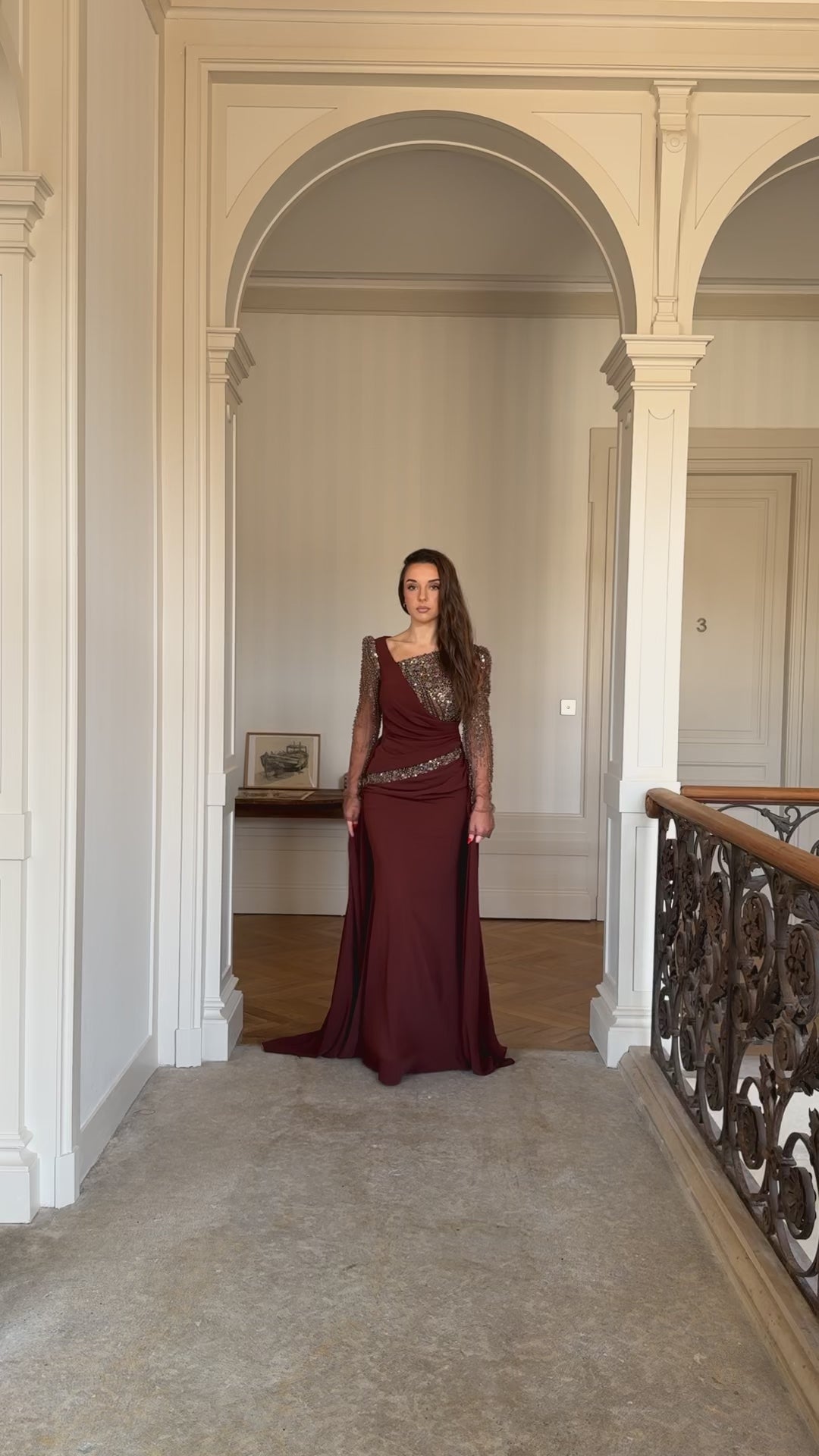 Longue robe de soirée marron élégante, sans fente, manche longue, col asymétrique avec une traine pour tout type d'événement, mariage, gala cérémonie