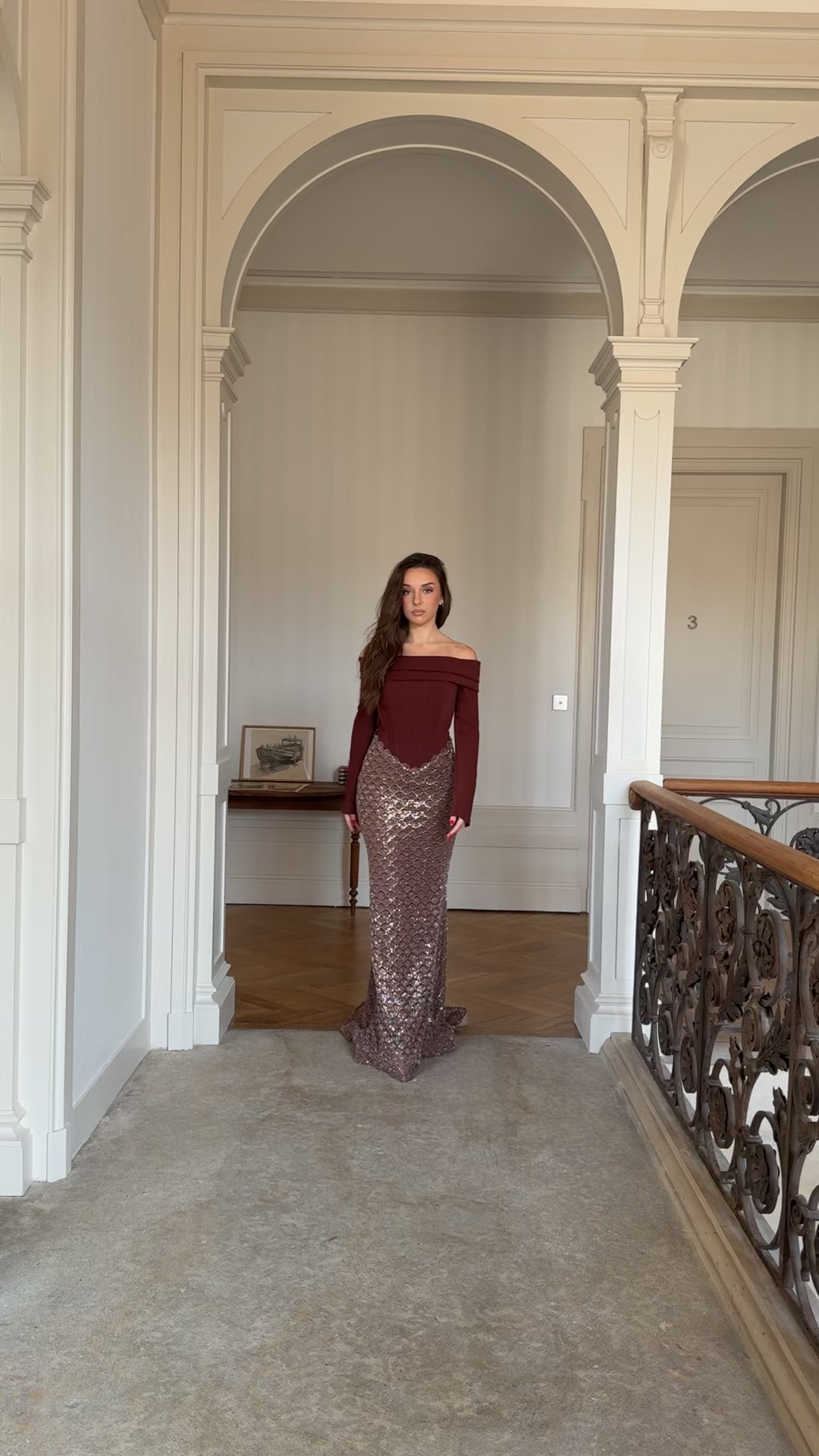 Longue robe de soirée marron, col bateau, manche longue, sans fente, le bas entièrement perlés, pour tout type d'événement, gala, cérémonie, mariage demoiselle d'honneur