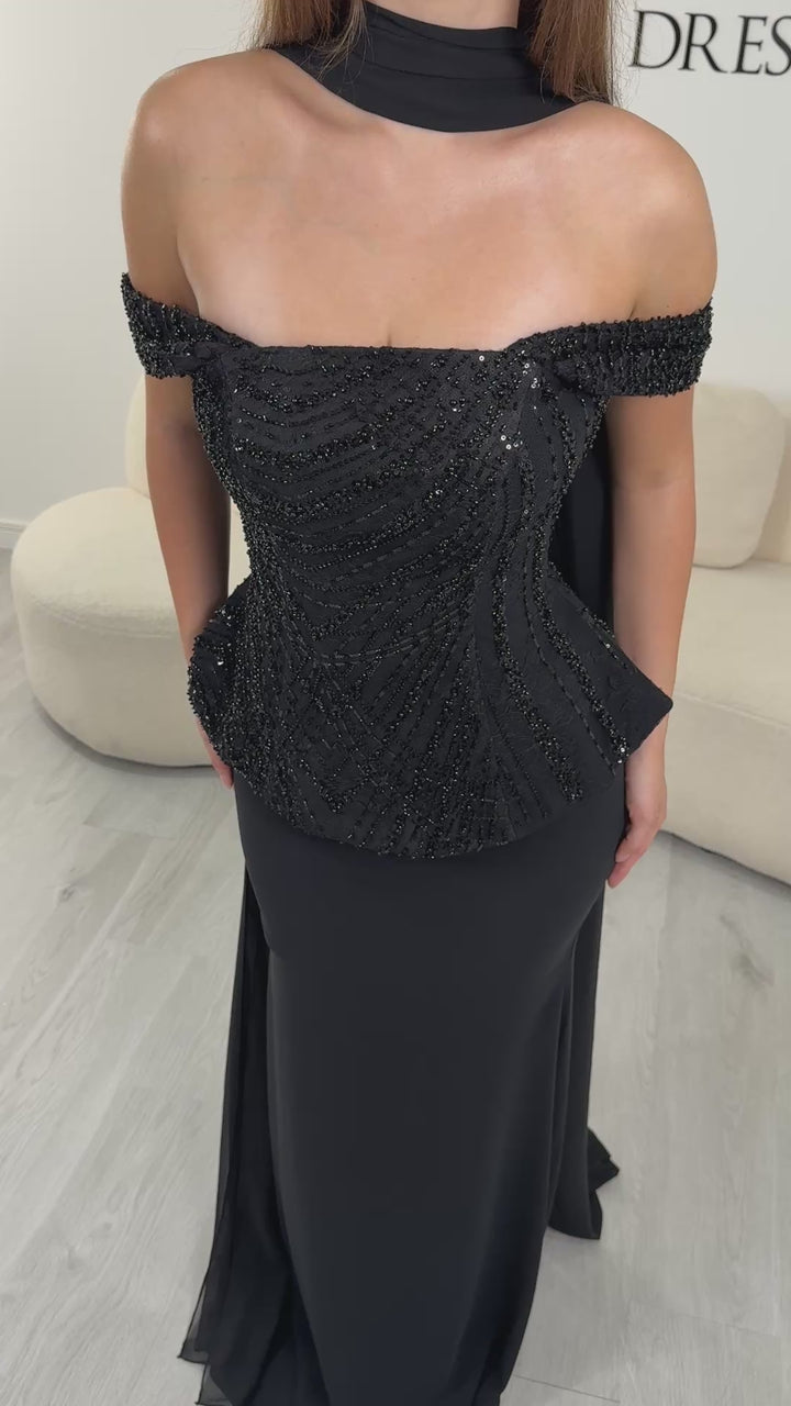 Robe de soirée deux pièces noire Eylin, portée et en mouvement