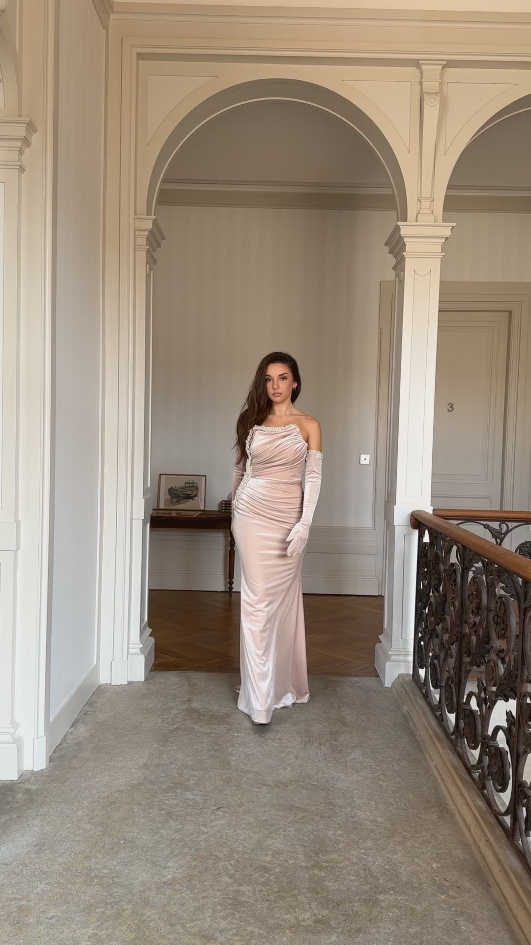 Longue robe de soirée beige élégante en velours, sans fente, col bustier, avec les gants pour tout type d'événement, mariage, gala, cérémonie