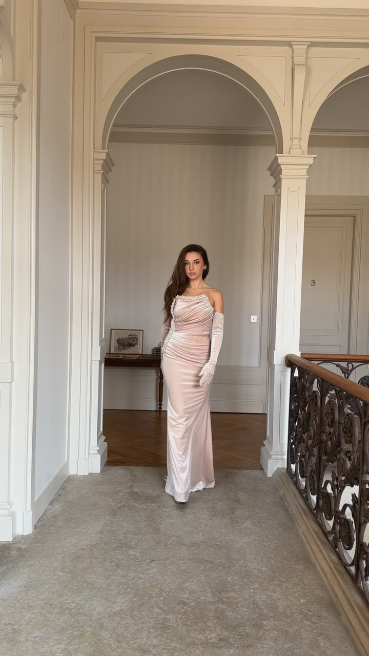 Longue robe de soirée beige élégante en velours, sans fente, col bustier, avec les gants pour tout type d'événement, mariage, gala, cérémonie