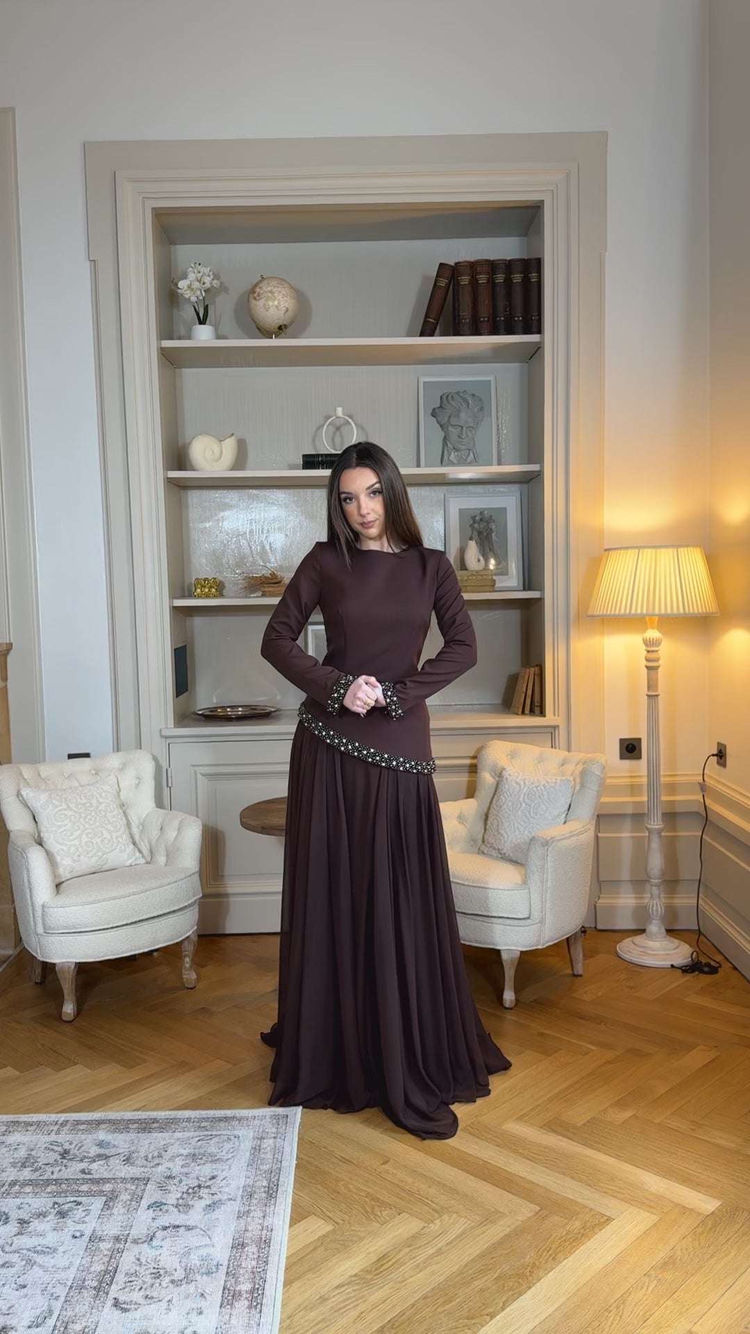 Longue robe de soirée élégante marron, col rond, manches longues et bas en mousseline. Idéale pour mariage chic et demoiselle d’honneur.