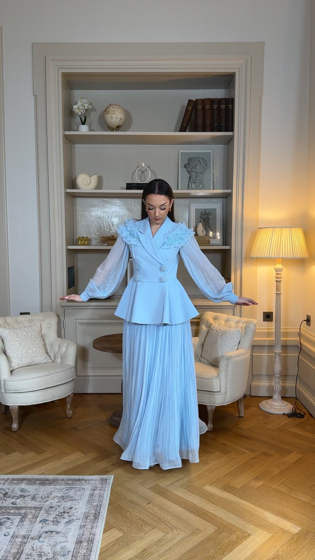 Ensemble blazer avec jupe bleu chic, manches longues plissées et détails floraux. Élégant, fluide et raffiné, parfait pour mariage ou cérémonie.