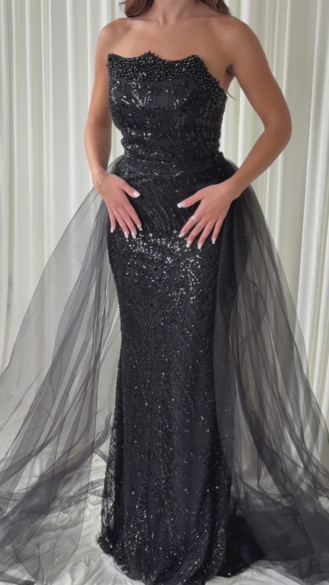 Robe de soirée noire Sevda portée et en mouvement