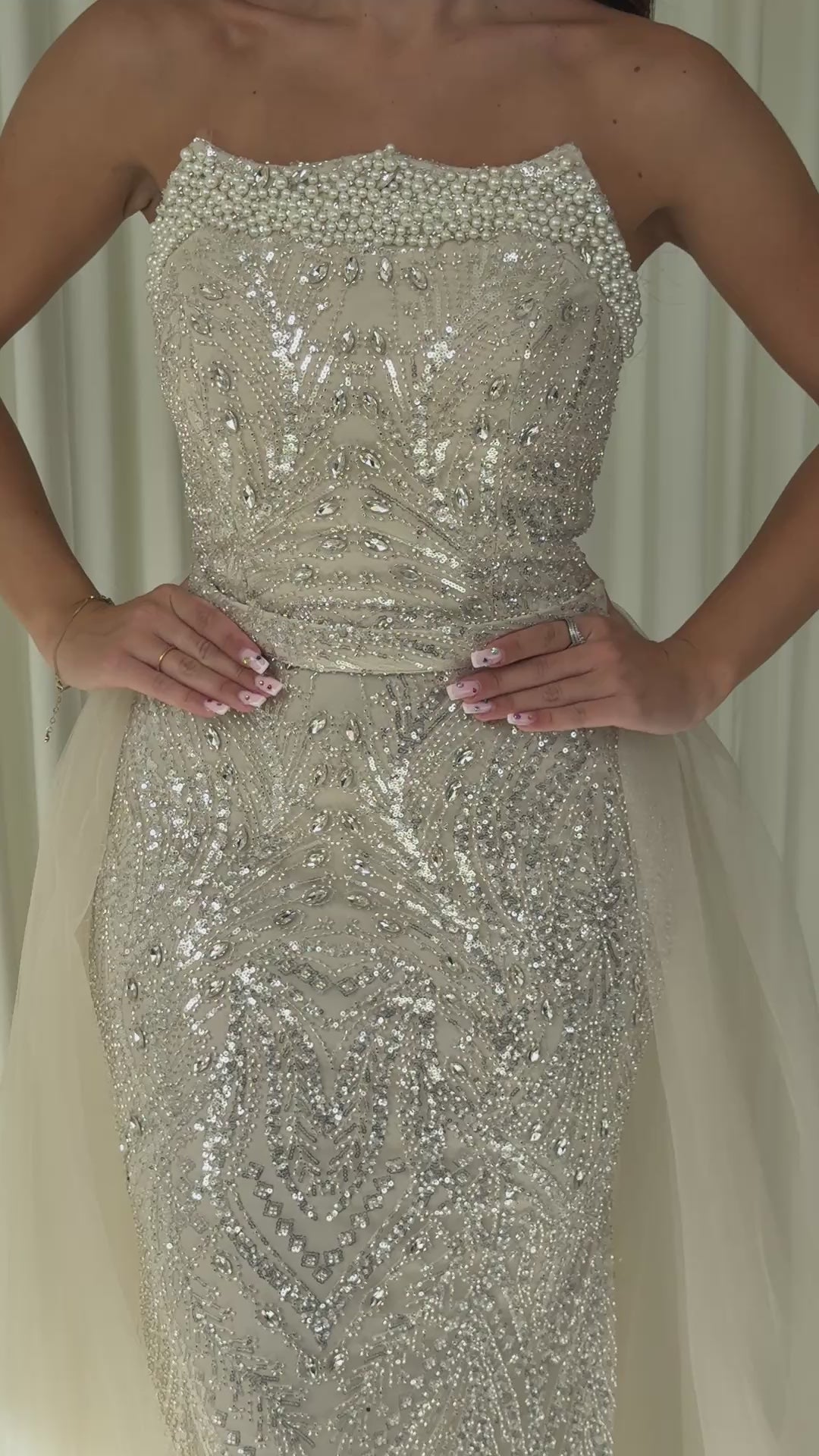 Robe de soirée beige Sevda portée et en mouvement