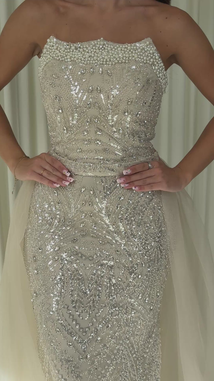 Robe de soirée beige Sevda portée et en mouvement