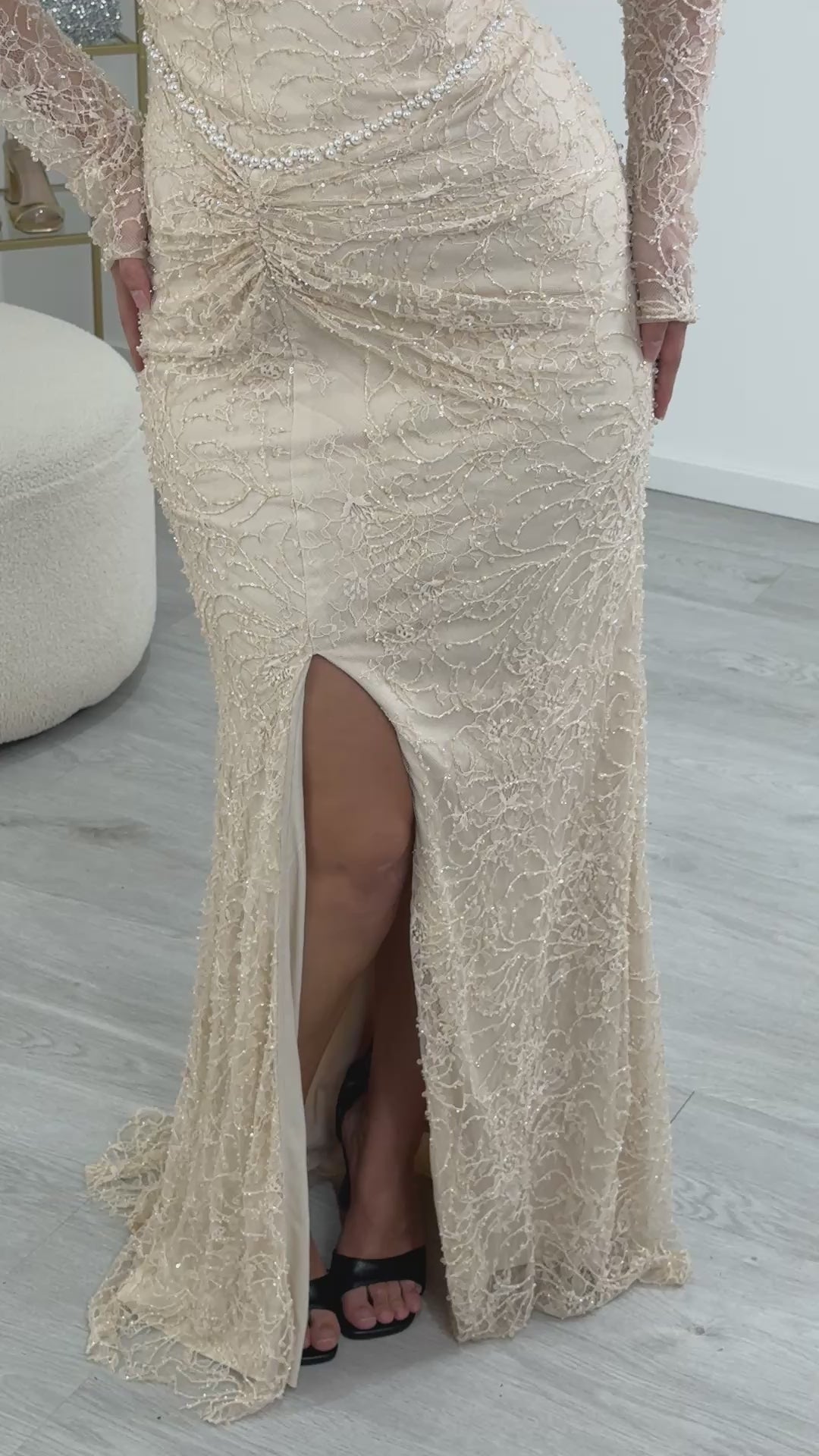 Robe de soirée beige perlée Nilay, portée et en mouvement