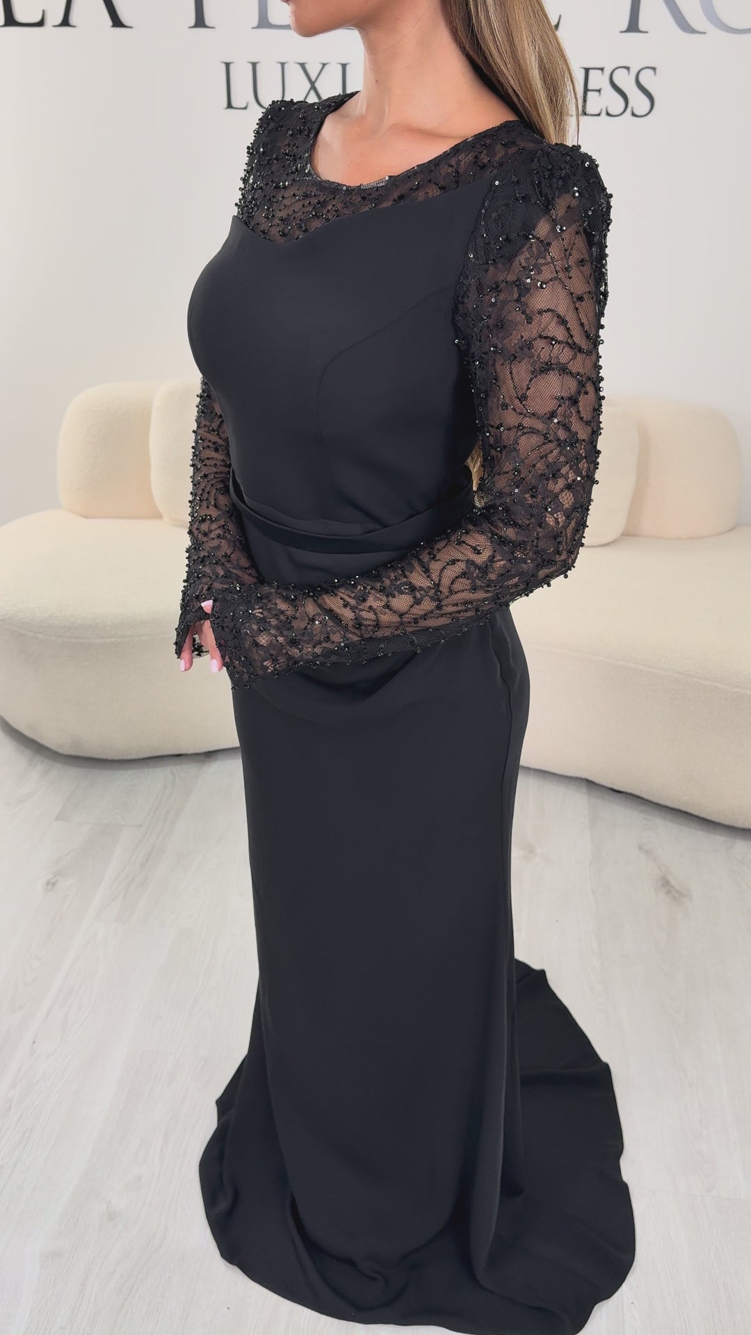 Robe de soirée noire manches dentelle perlée Elora, portée et en mouvement
