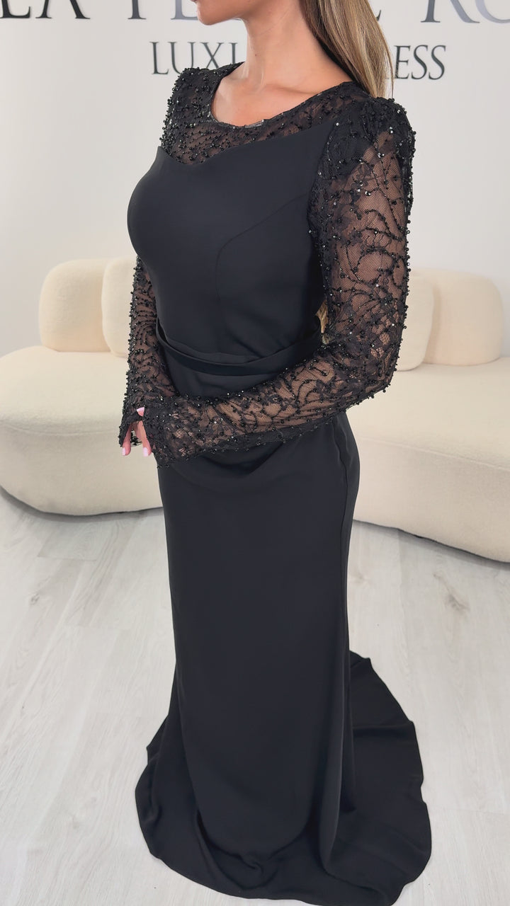 Robe de soirée noire manches dentelle perlée Elora, portée et en mouvement