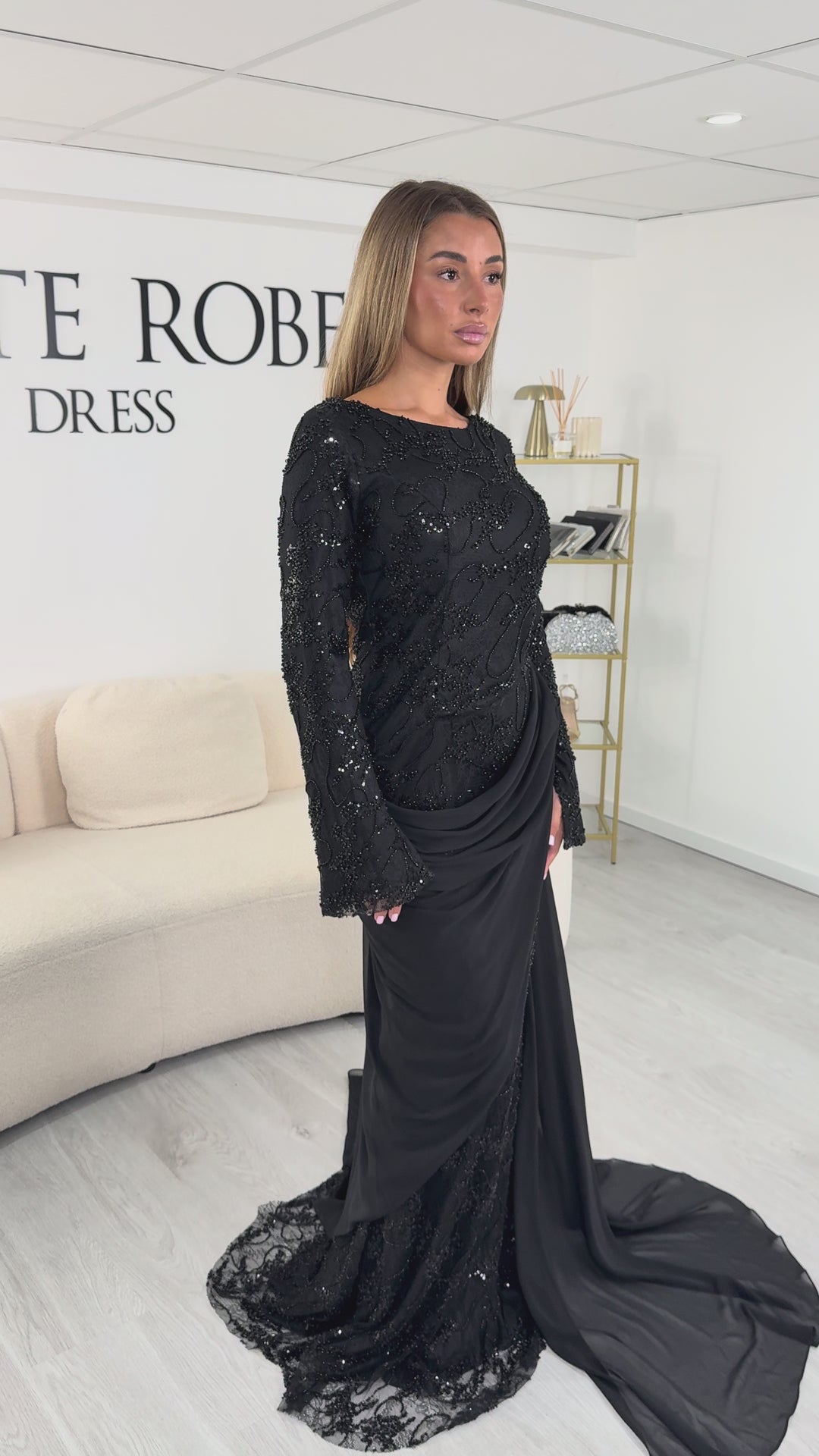 Robe de soirée noire brodée perlée Zaria, portée et en mouvement