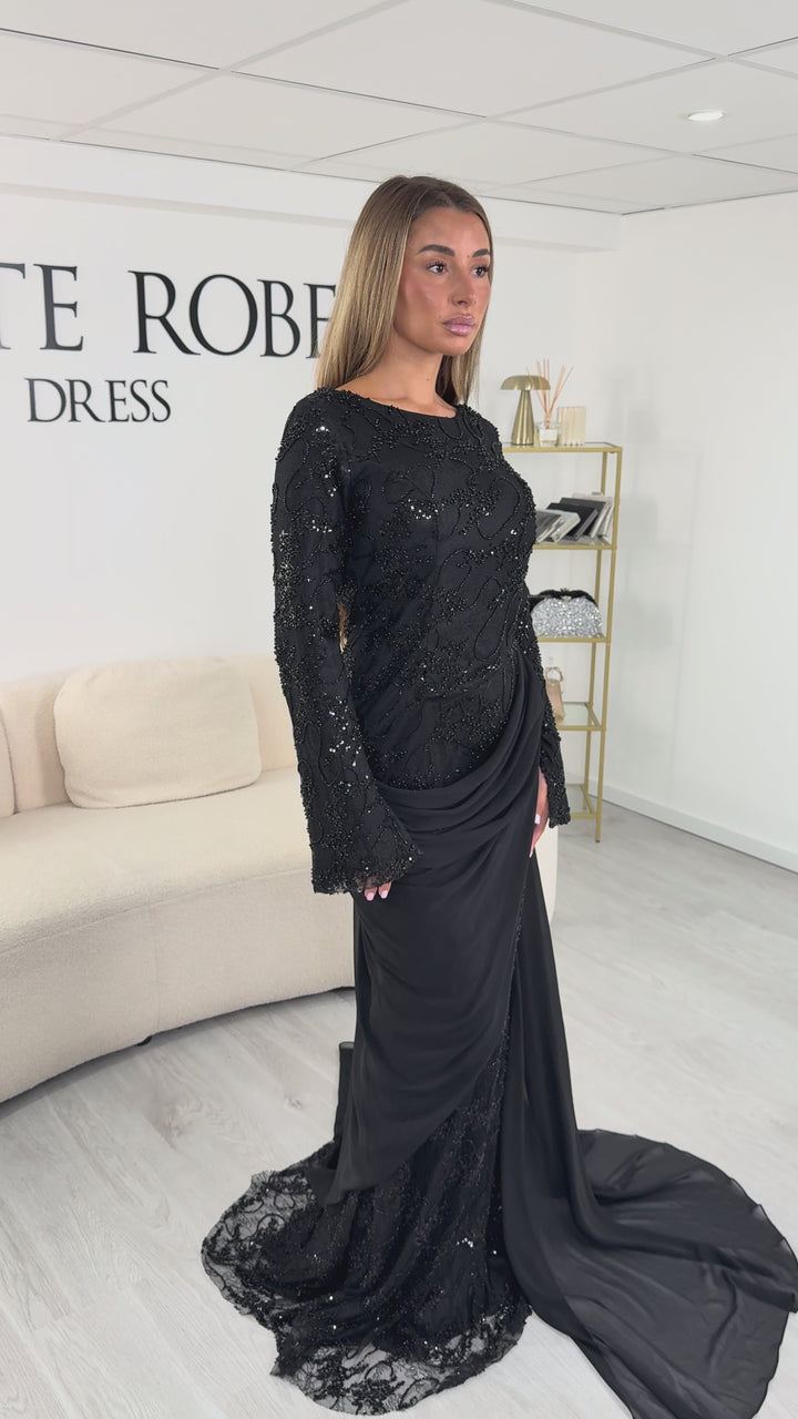 Robe de soirée noire brodée perlée Zaria, portée et en mouvement
