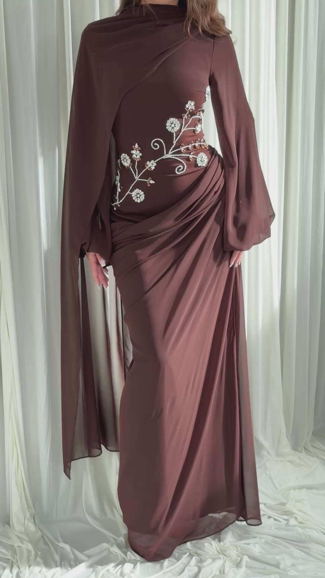 Robe de soirée modeste marron à écharpe cape brodée - Sefana
