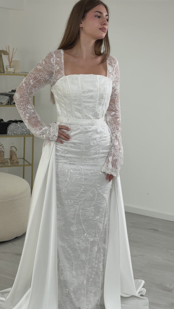 Robe de mariée Milena en dentelle perlée, portée et en mouvement