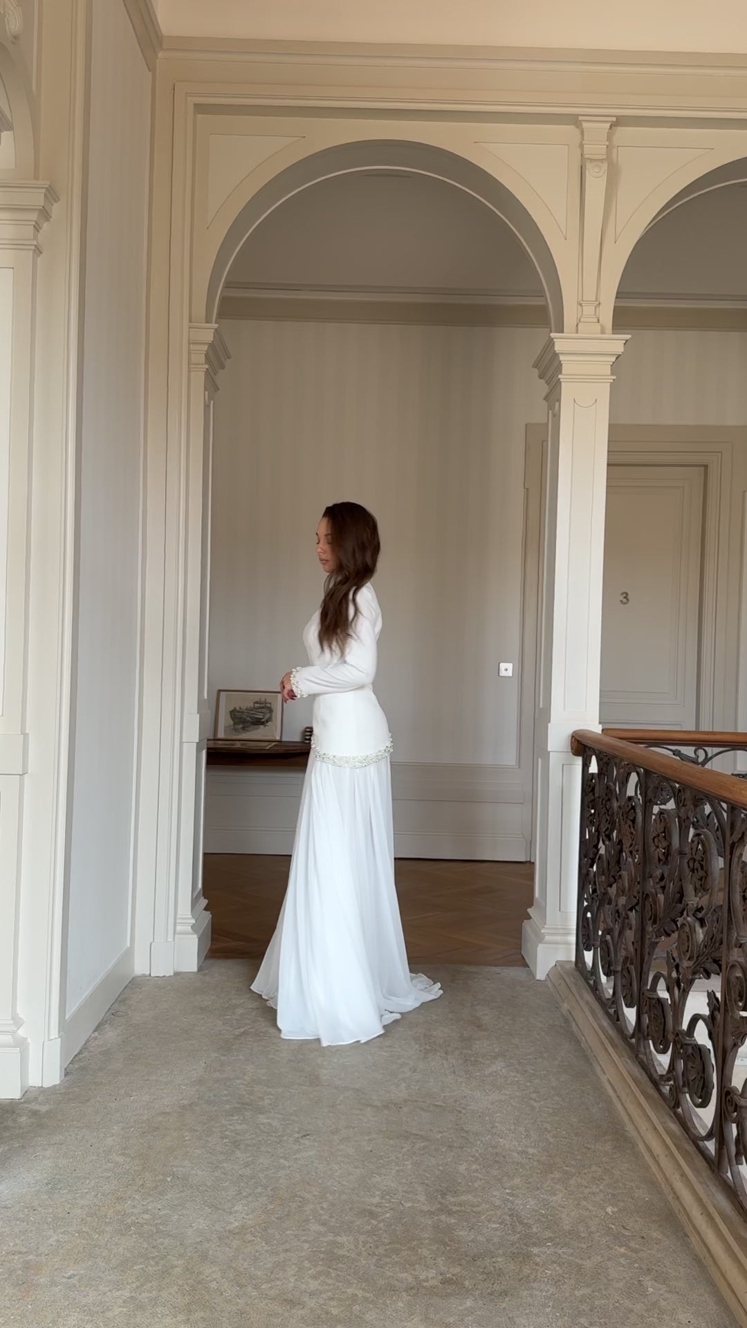 Longue robe de soirée élégante blanche, sans fente, col rond, manche longue, évasé mousseline en bas, perlé au rebord de manche, finition corset pour tout type d'événement mariage gala cérémonie