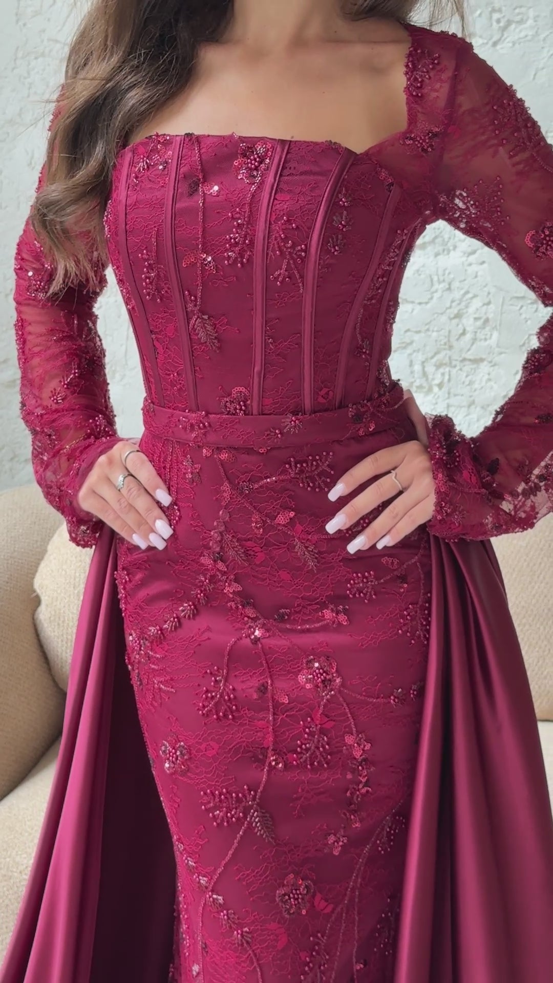 Robe de soirée bordeaux Milena portée et en mouvement