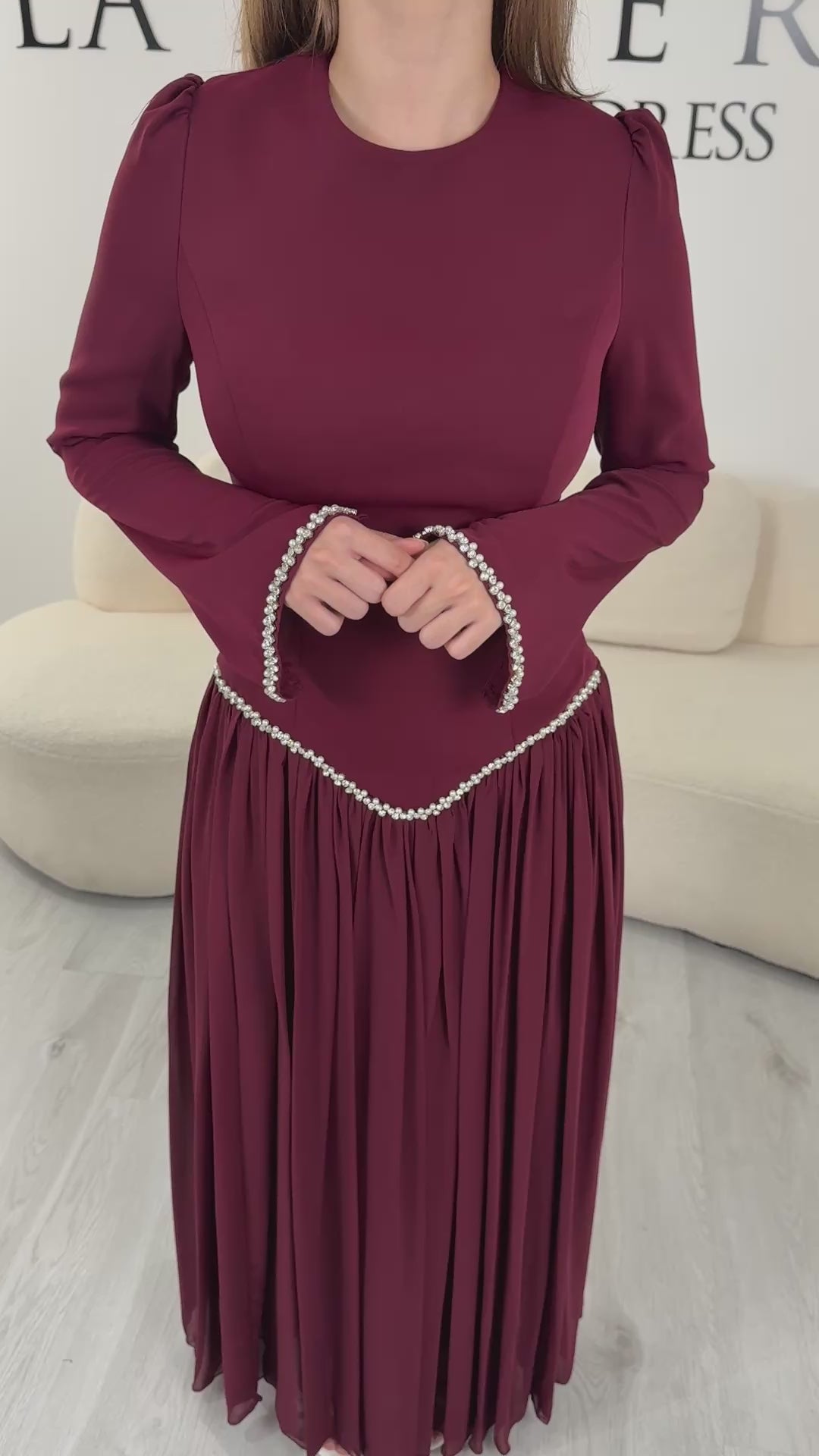 Robe de soirée modeste bordeaux Nehir, portée et en mouvement