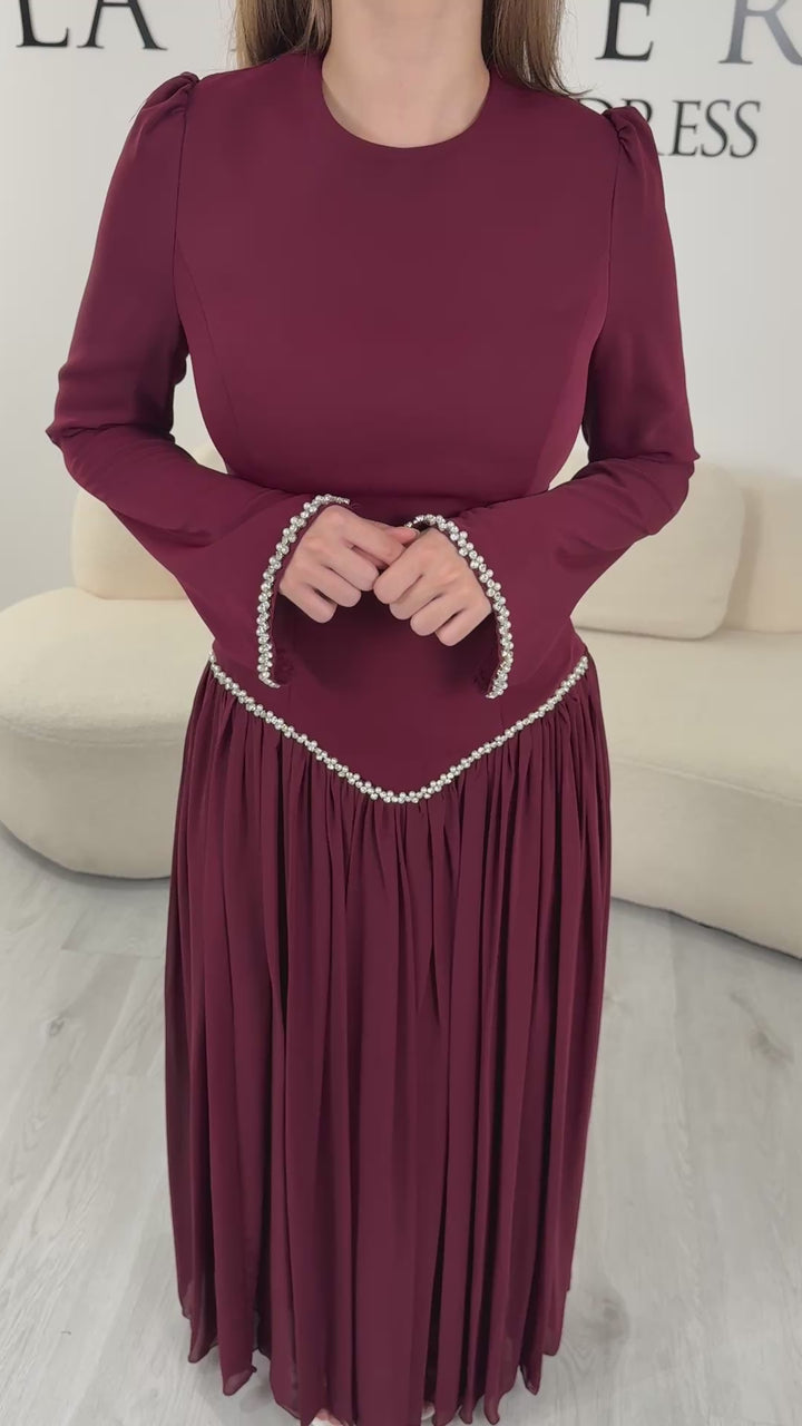 Robe de soirée modeste bordeaux Nehir, portée et en mouvement