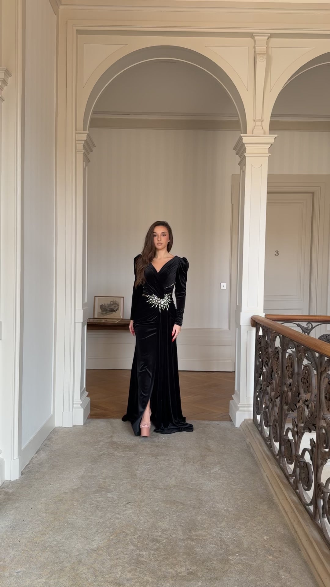 Robe de soirée noir en velour, élégante avec sequins, manches longues et coupe ajustée. Parfaite pour mariages, galas et événements formels.