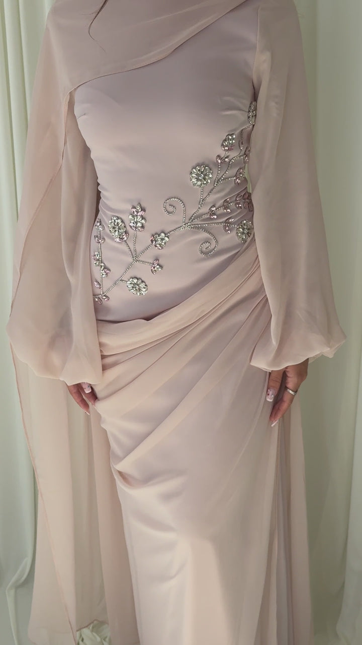 Robe de soirée modeste rose Sefana portée et en mouvement