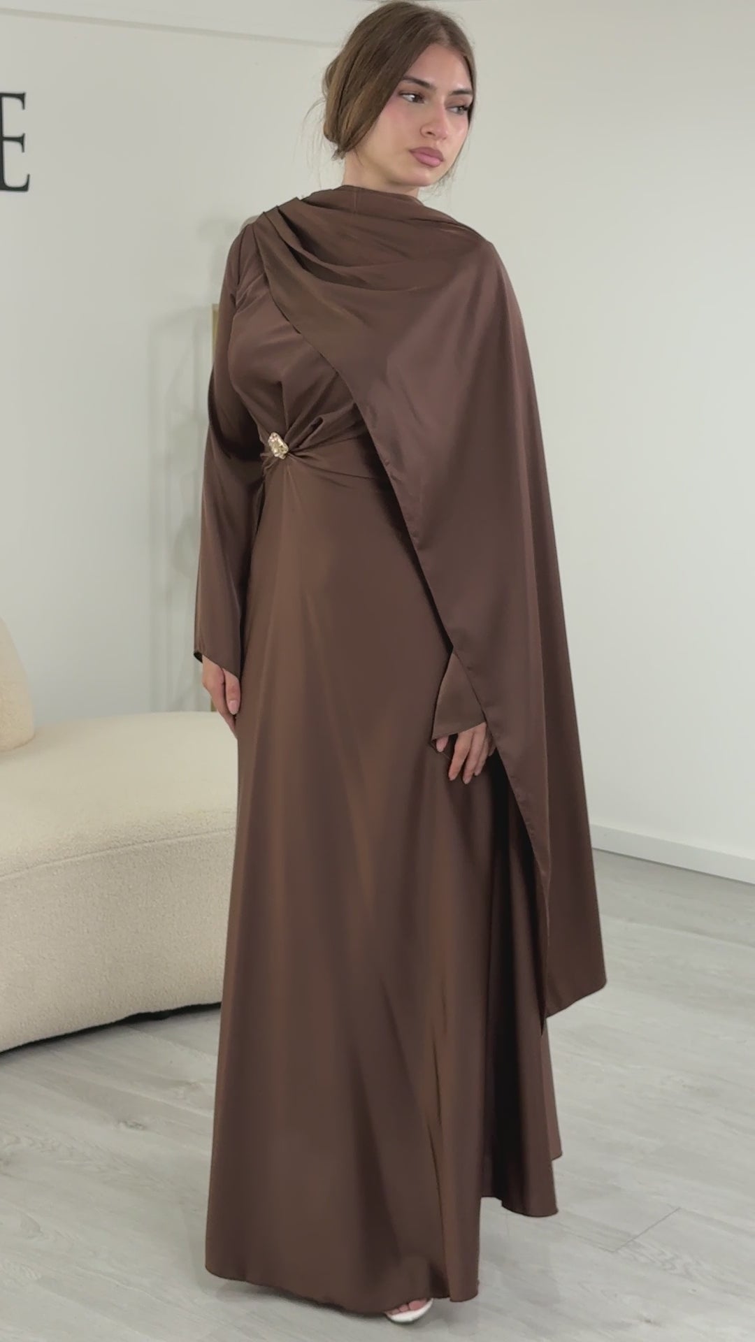 Robe de soirée modeste marron longue avec col rond, manches longues et drapé élégant. Une robe sans fente idéale pour mariage, cérémonie ou demoiselle d'honneur.