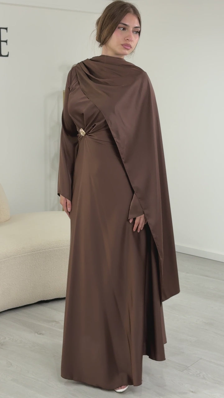 Robe de soirée modeste marron longue avec col rond, manches longues et drapé élégant. Une robe sans fente idéale pour mariage, cérémonie ou demoiselle d'honneur.